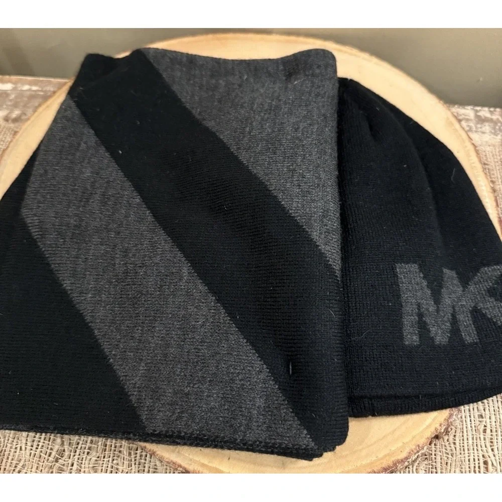 Michael Kors Men's Black & Grey Logo‎ Beanie & Stripe Scarf Set 99$ J3